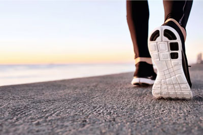 Camminare bene: L’importanza di una corretta postura e soluzioni per prevenire i dolori